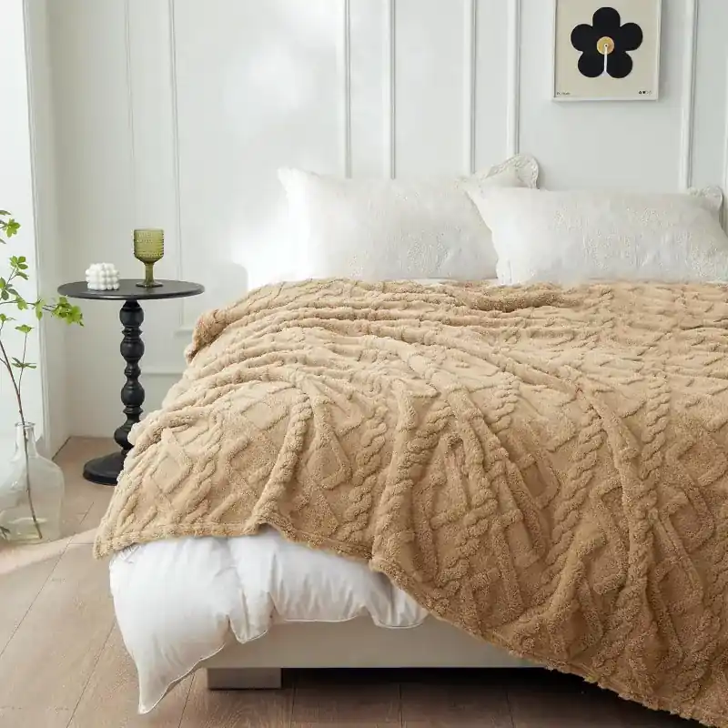 Oferta limitowana Koc wytłaczany warkocz beżowy 160x200cm CARLITO
